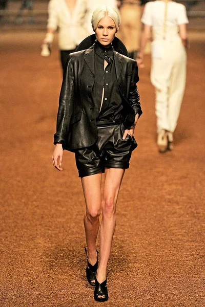 Look 10